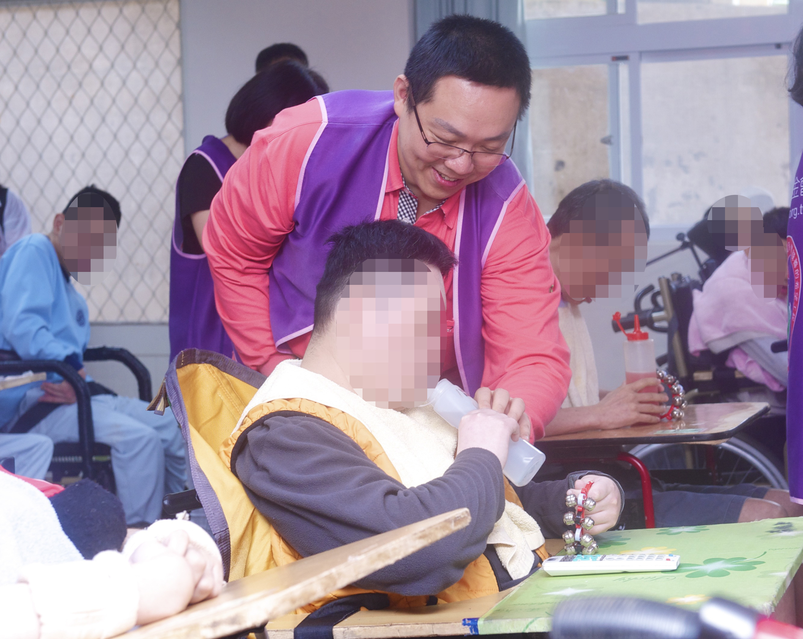 志工關懷陪伴住民。