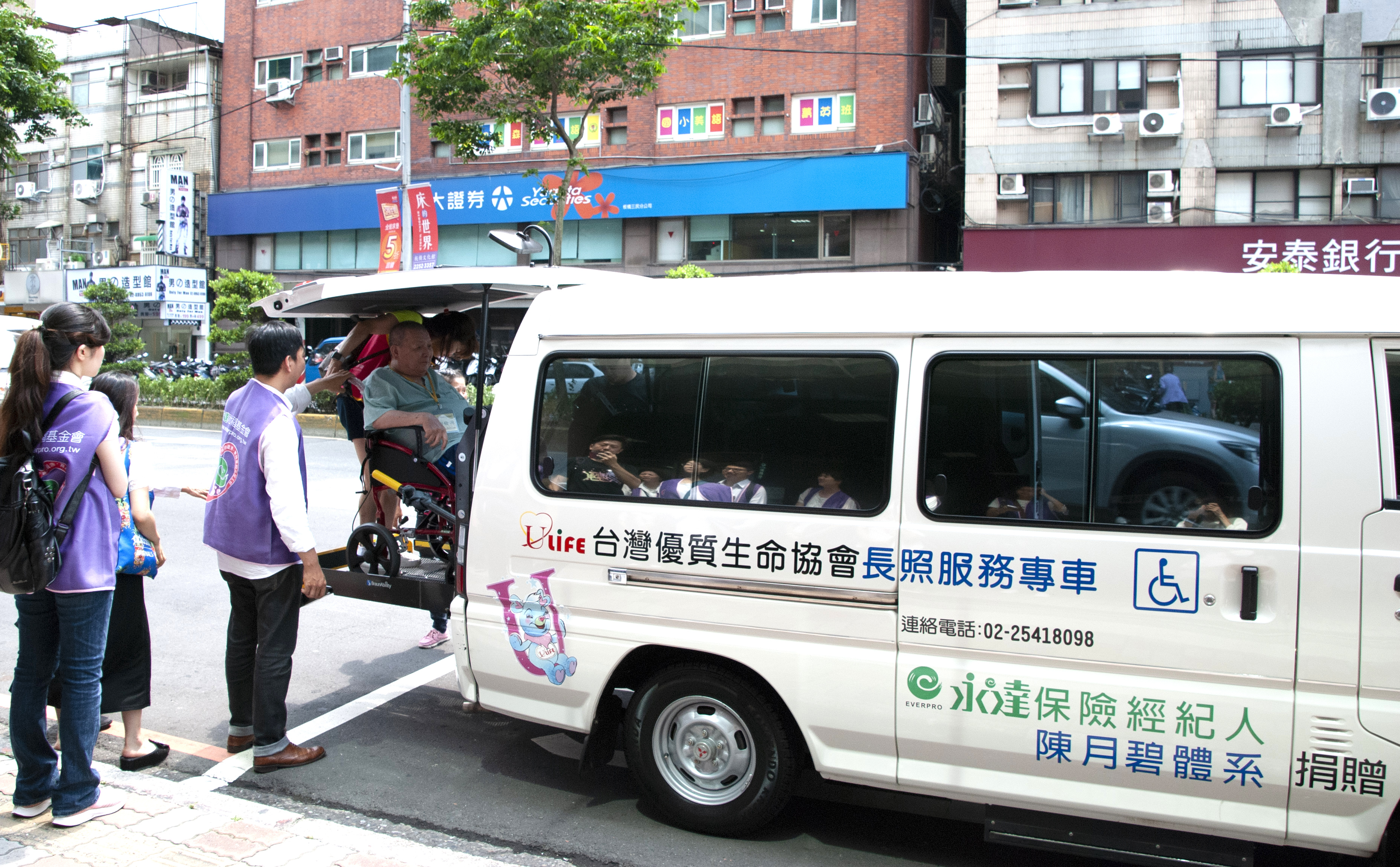 長者搭乘長照服務專車快樂返家。