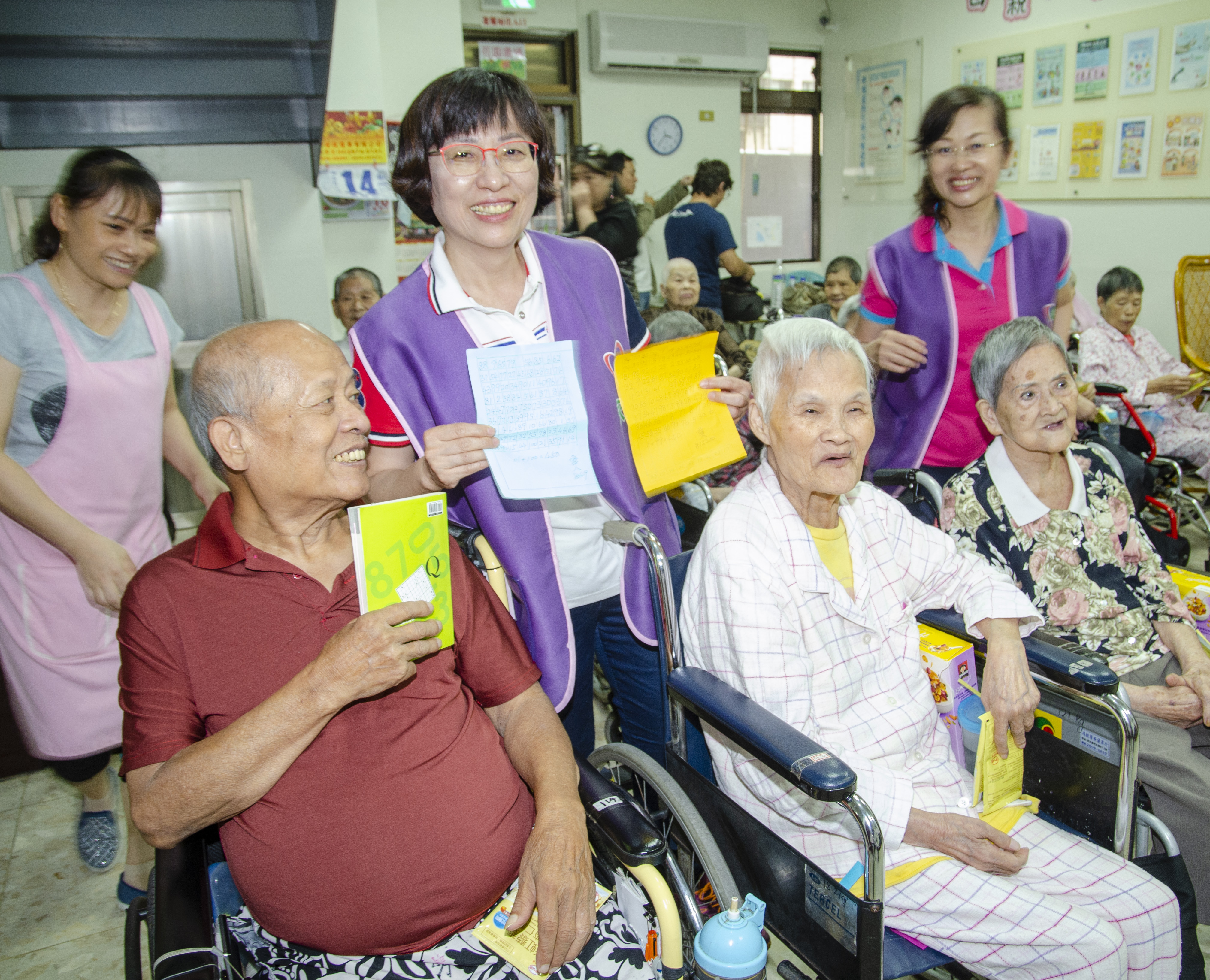 長輩感謝永達志工陪伴,臉上滿溢開心笑容。。