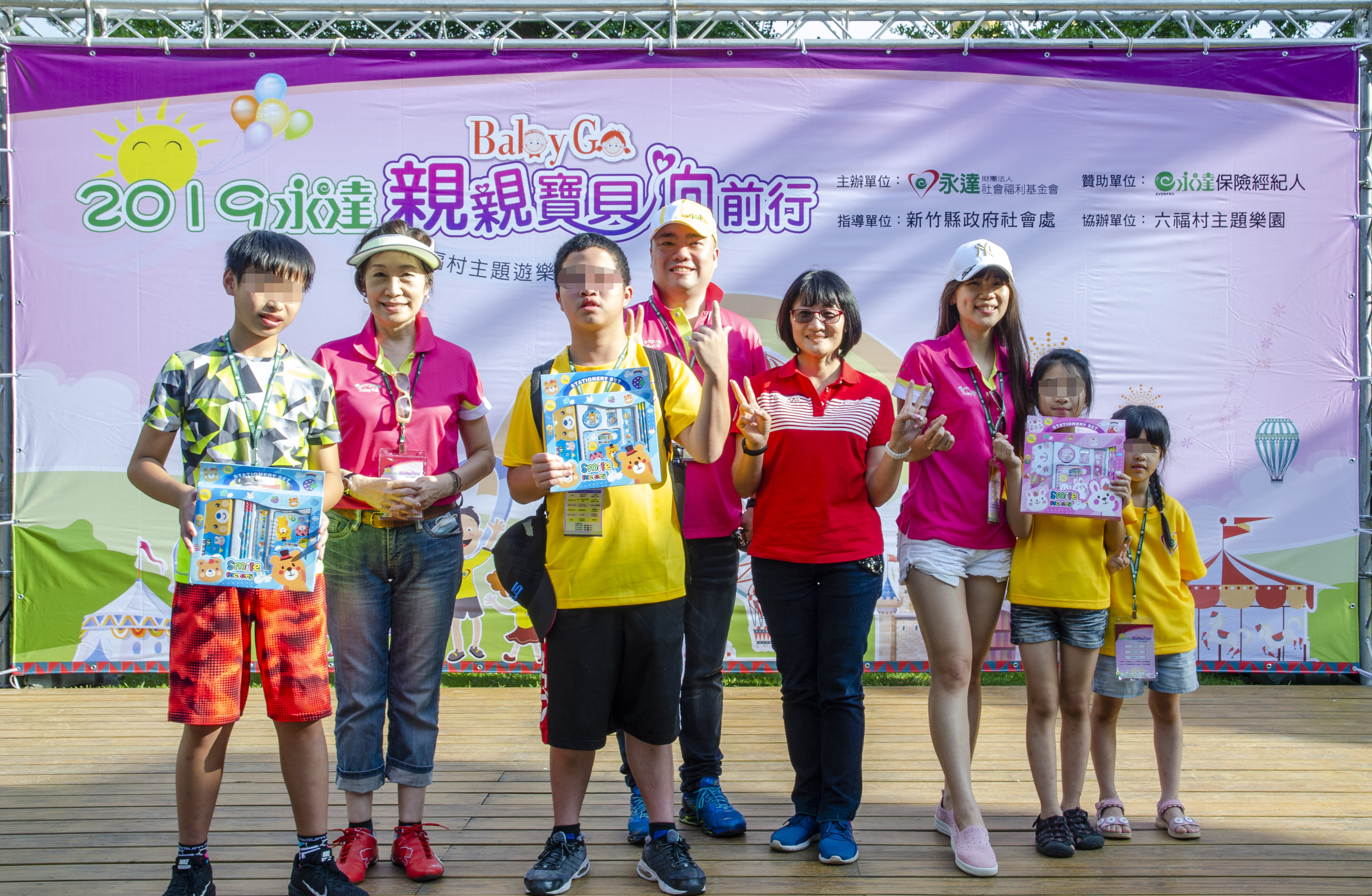 林佳儀業務協理(右四)頒獎給上台分享的寶貝及志工們。