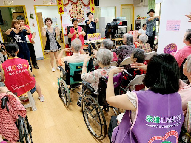 跟著志工一起動一動。