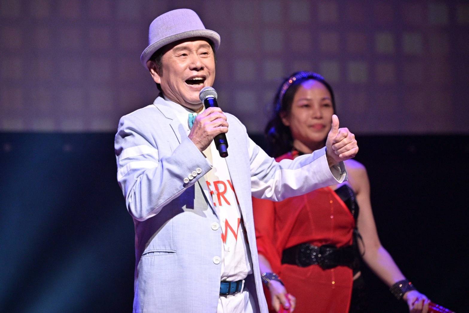 南霸天黃西田表演。