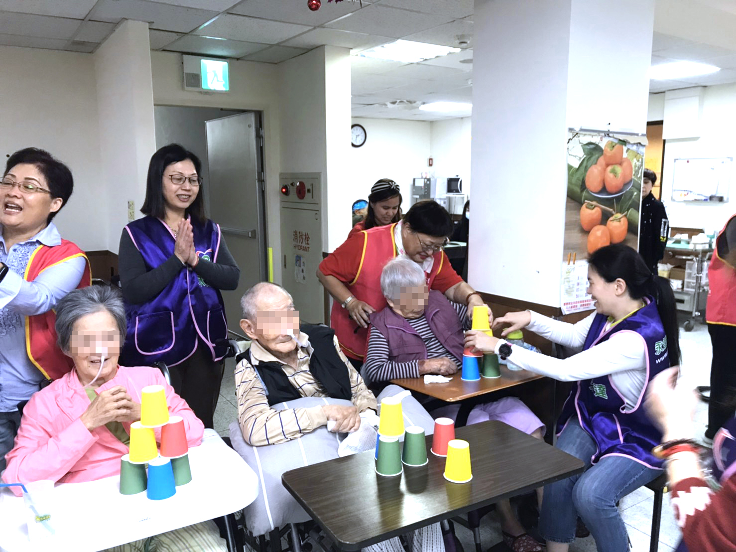開場「疊杯子」遊戲讓志工與長輩迅速破冰,還能訓練長輩手眼協調能力。