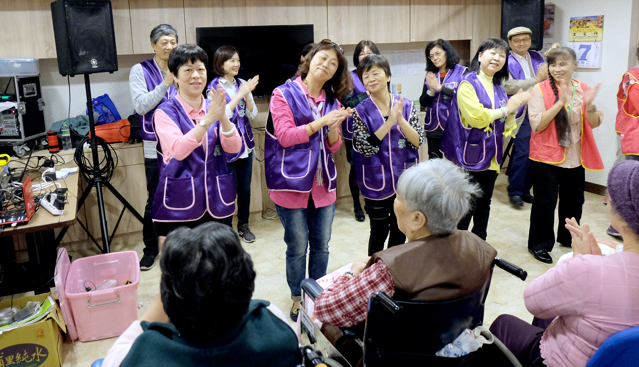 志工群載歌載舞演唱「喜氣洋洋」,祝福大家新年快樂。