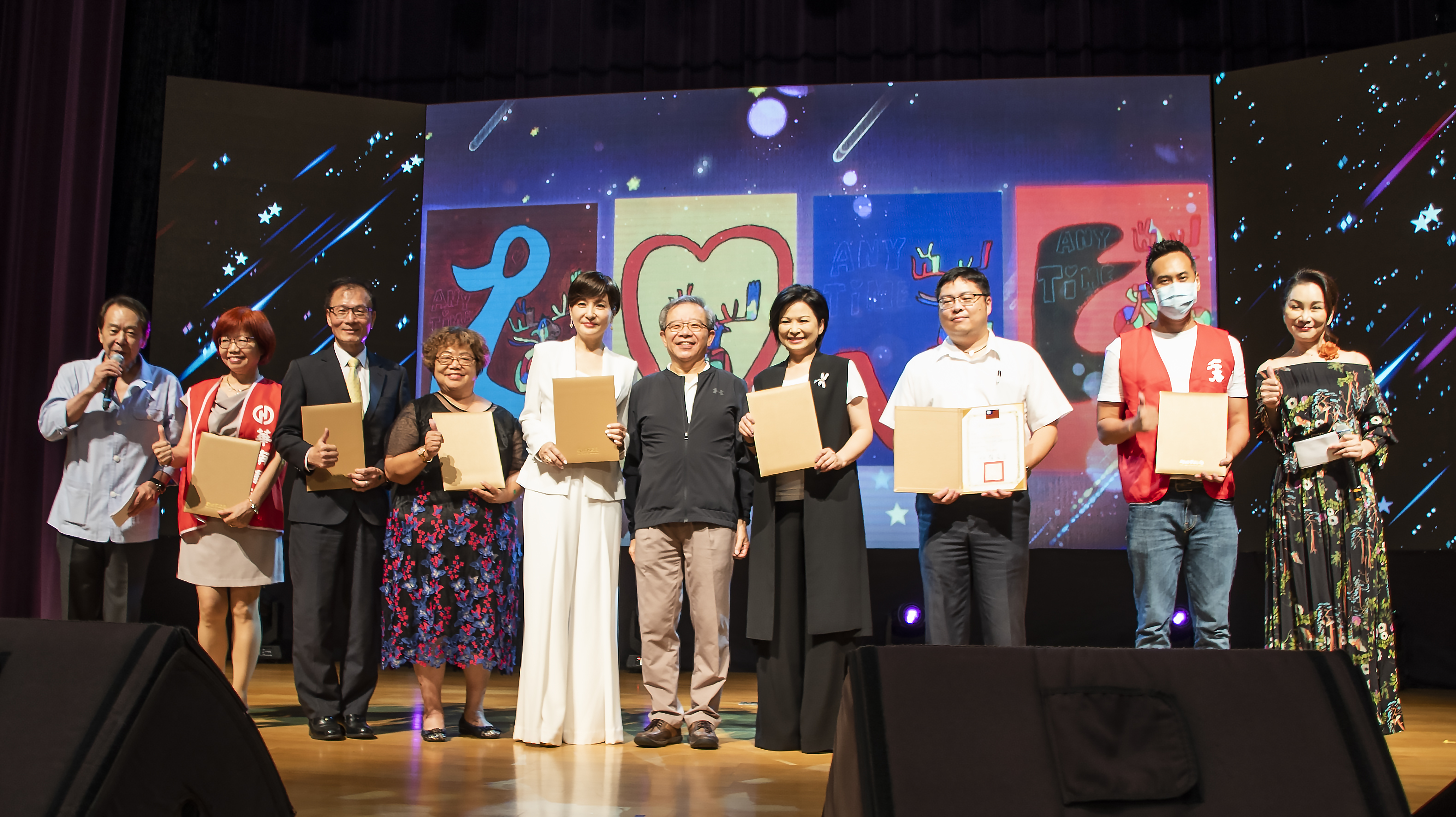 新北市政府林祐賢秘書長(右5)頒贈感謝狀予各家贊助單位,(左3)永達保經李忠約行政副總、(左4)永達保經魏滿妹業務資深協理。