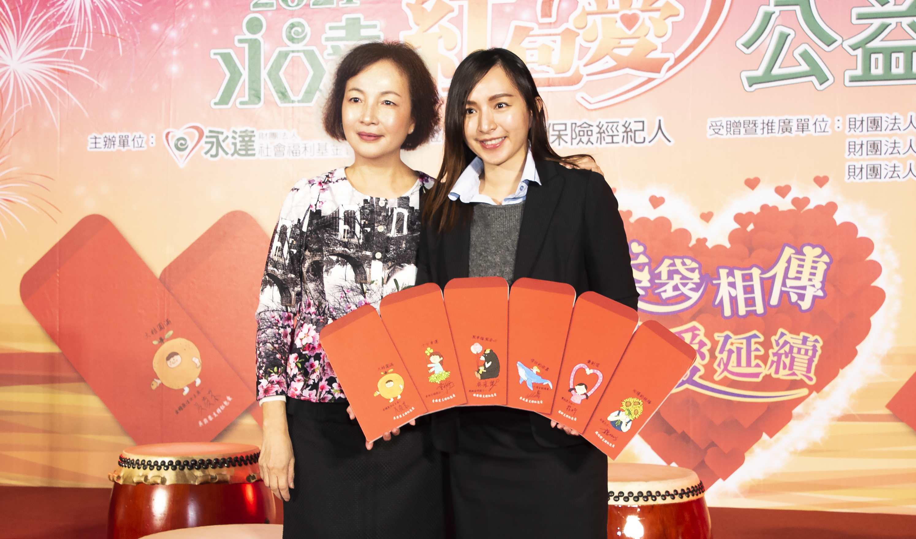 感謝吳沂軒小姐(圖右)無償捐贈6款手繪圖,圖左為董事長夫人侯淑華女士。