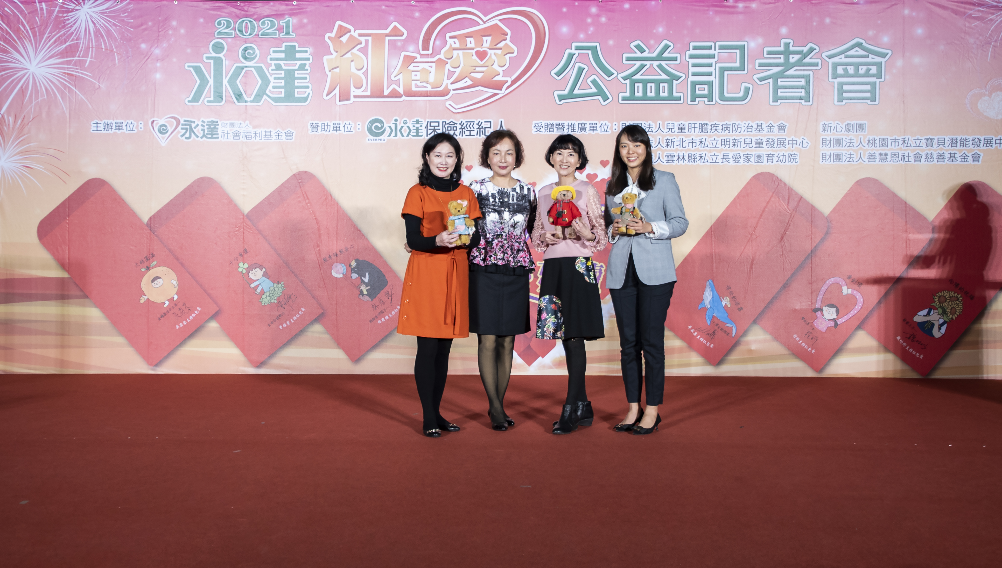 董事長夫人侯淑華女士(圖左2)加碼贈送全球限量泰迪熊予記者會認購前三名,第一名:莊聆瑄處經經理(圖右2)、第二名:張貞芬籌備協理(圖左1)、第三名:陳芸喬區經理。