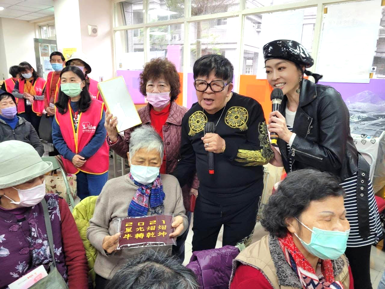 資深藝人林松義用自己的故事鼓勵長輩們,讓全場志工與長輩充滿感動。