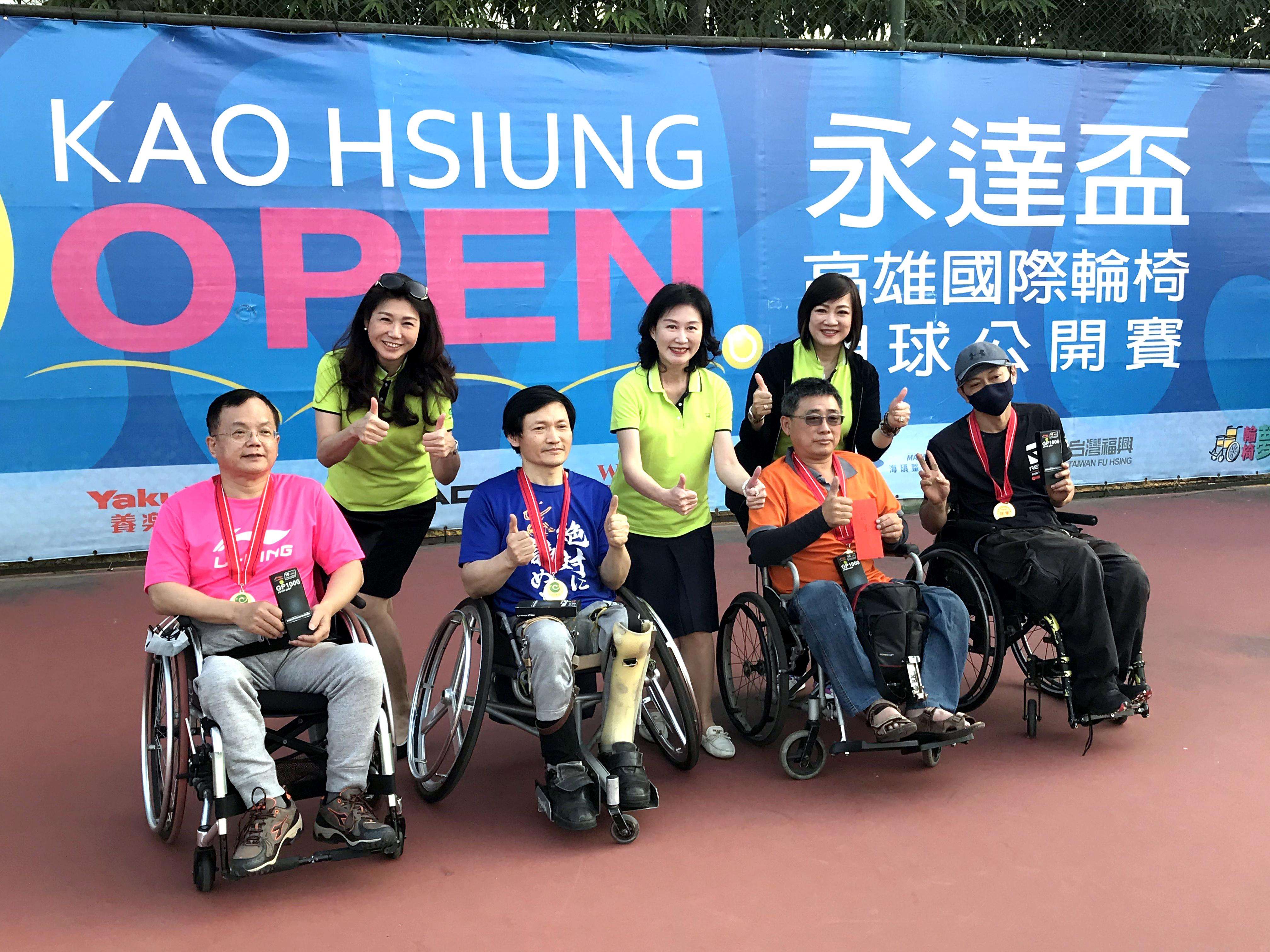 張貞芬業務籌備副總(左4)頒發輪椅羽球團體賽冠軍，並與鄒美玲業務協理（右2）、蔡玫靜業務籌備協理（左2）及得獎選手一同合影。