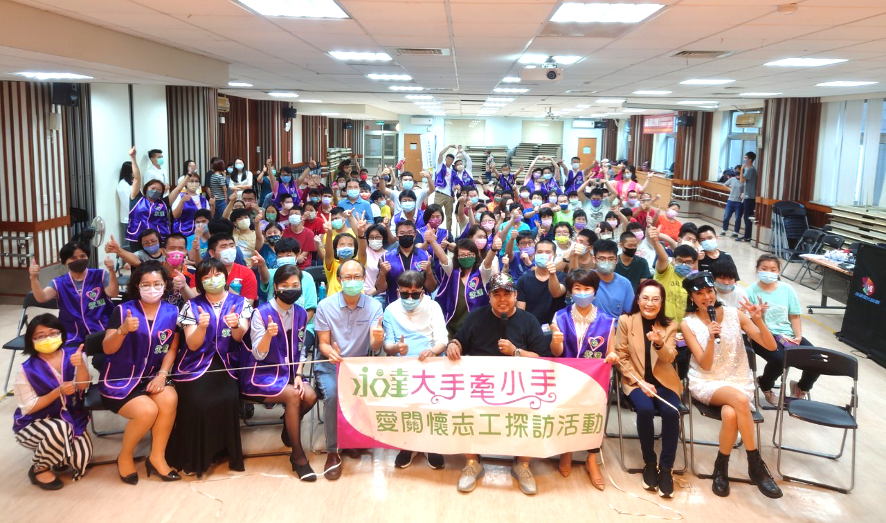 永達陳惠文協理(第一排坐者左三)、林淑琴協理(第一排坐者右三)呼朋引伴號召26位同仁參與志工行列。