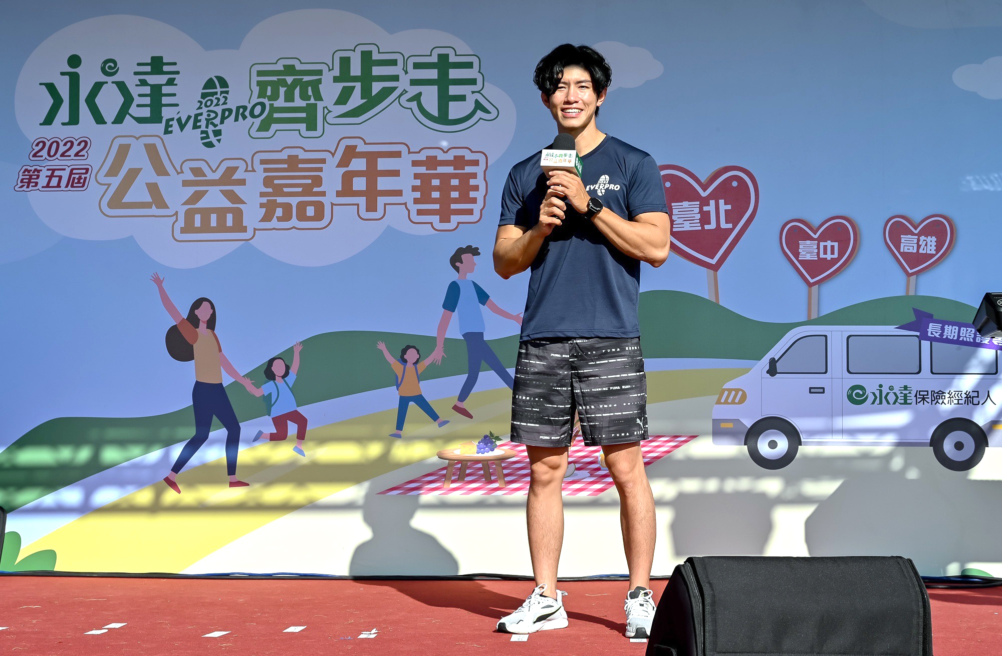 運動大使林雍傑在現場與大家分享運動健走的好處。
