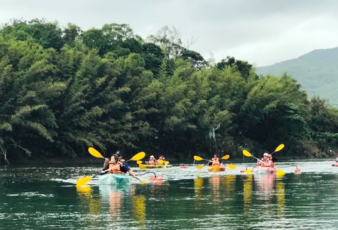 身心障礙朋友體驗特製獨木舟,邊享受河岸美麗風光。
