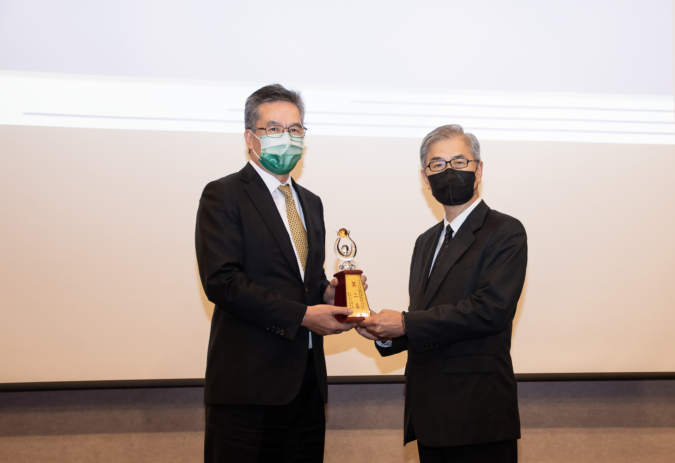 永達保經獲得2022年微型保險競賽-保險輔助人組第二名,由金融監督管理委員會主委黃天牧(圖右)頒獎,永達陳慶鴻總經理(圖左)代表受獎。