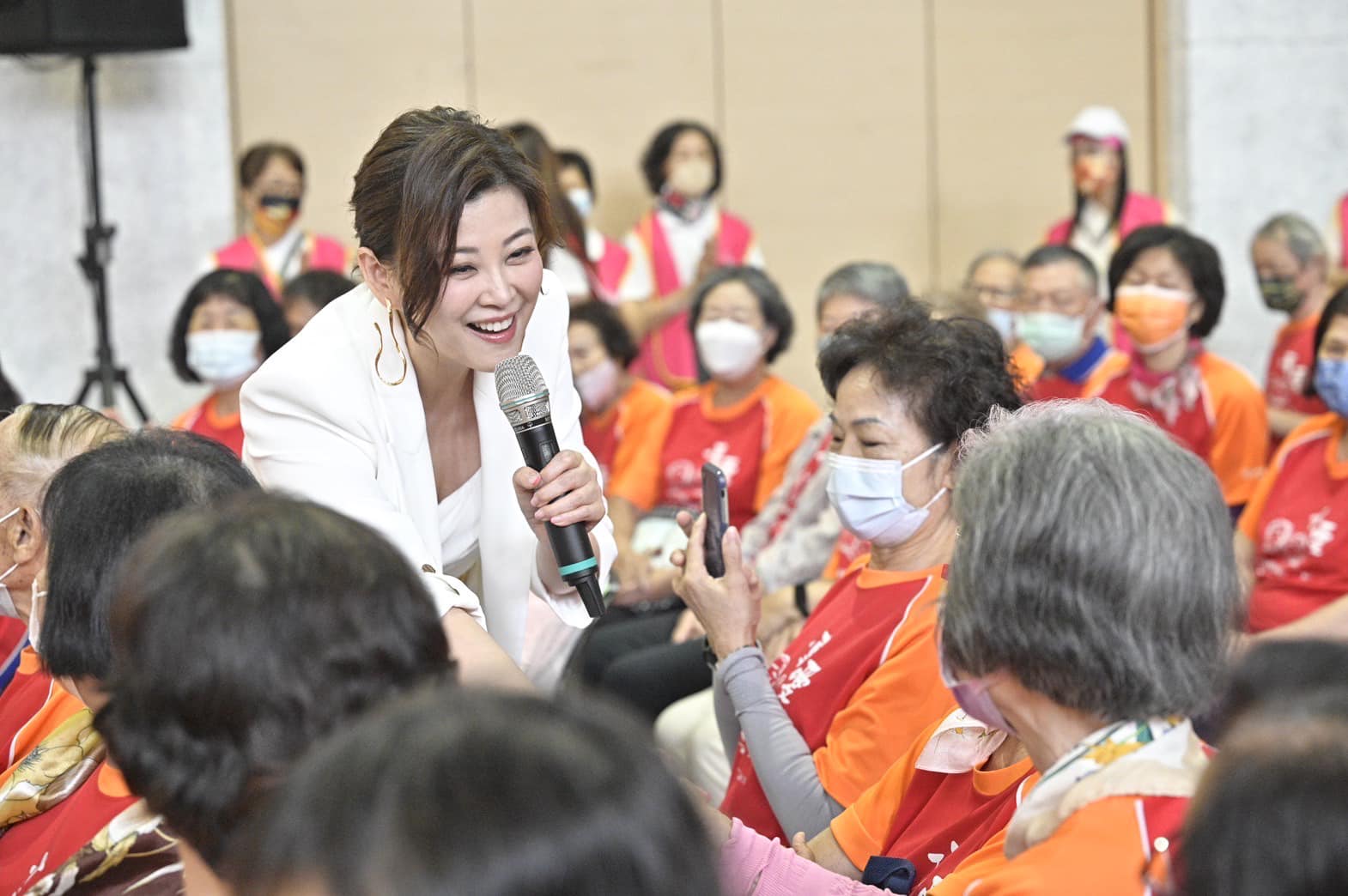 藝人方馨帶來溫暖歌曲與長輩互動。