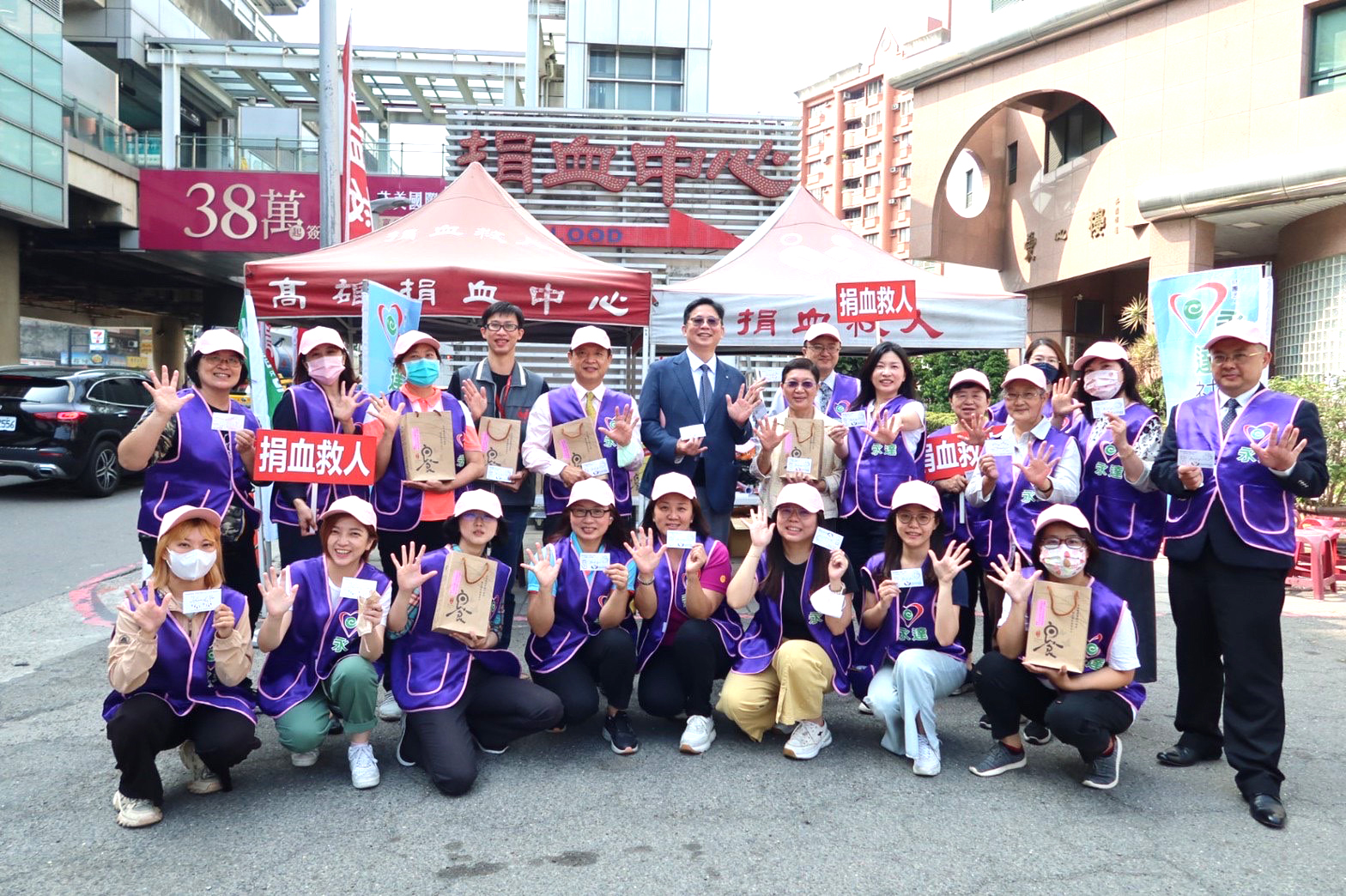 永達保經高文山業務副總(後排左六)、陳慧雯業務協理(後排左九)、紅十字會育幼院-張玲如院長、高雄捐血中心企劃課-鐘詠松與永達志工共同見證捐血贈白米活動圓滿完成。