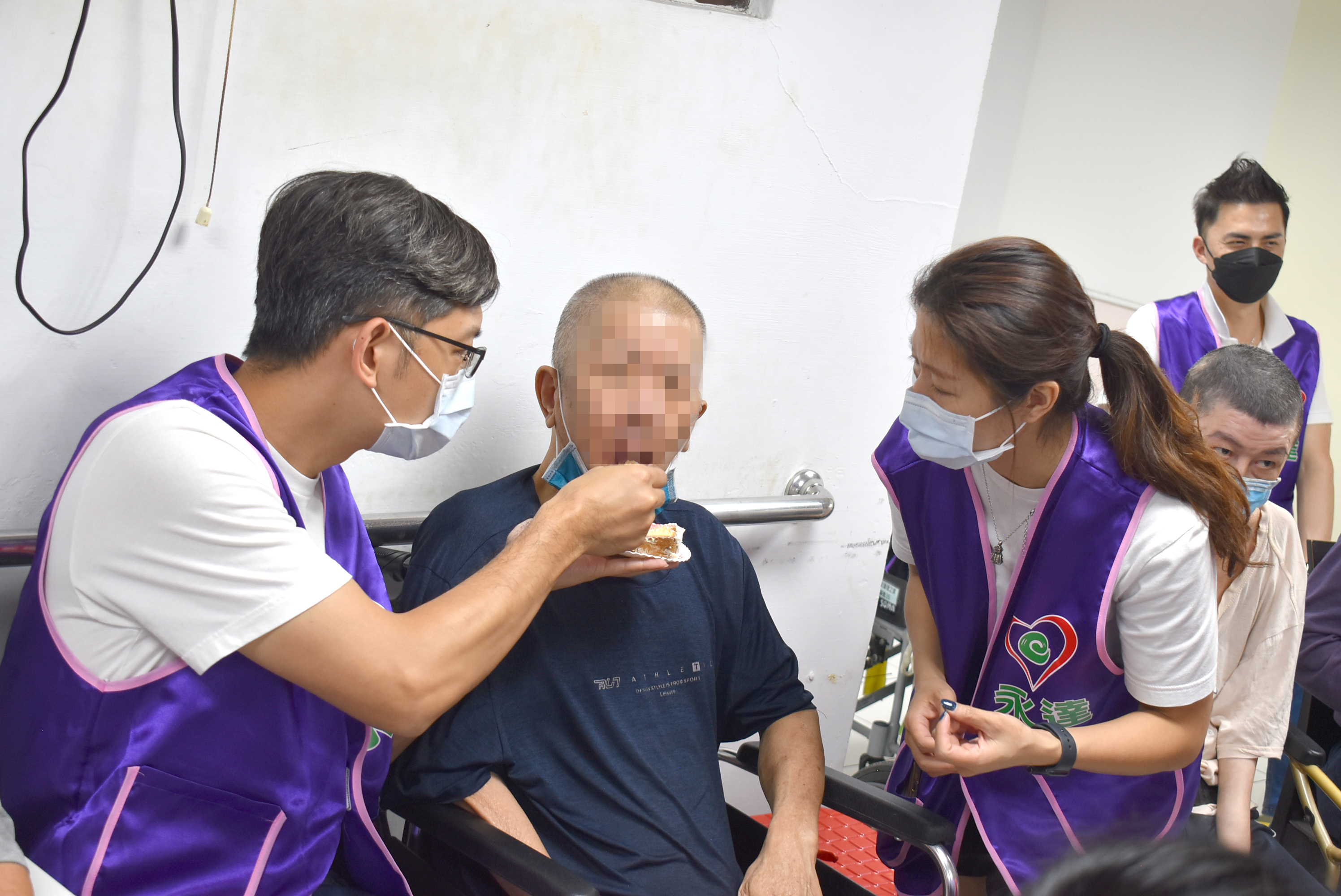 永達志工協助長輩吃蛋糕。