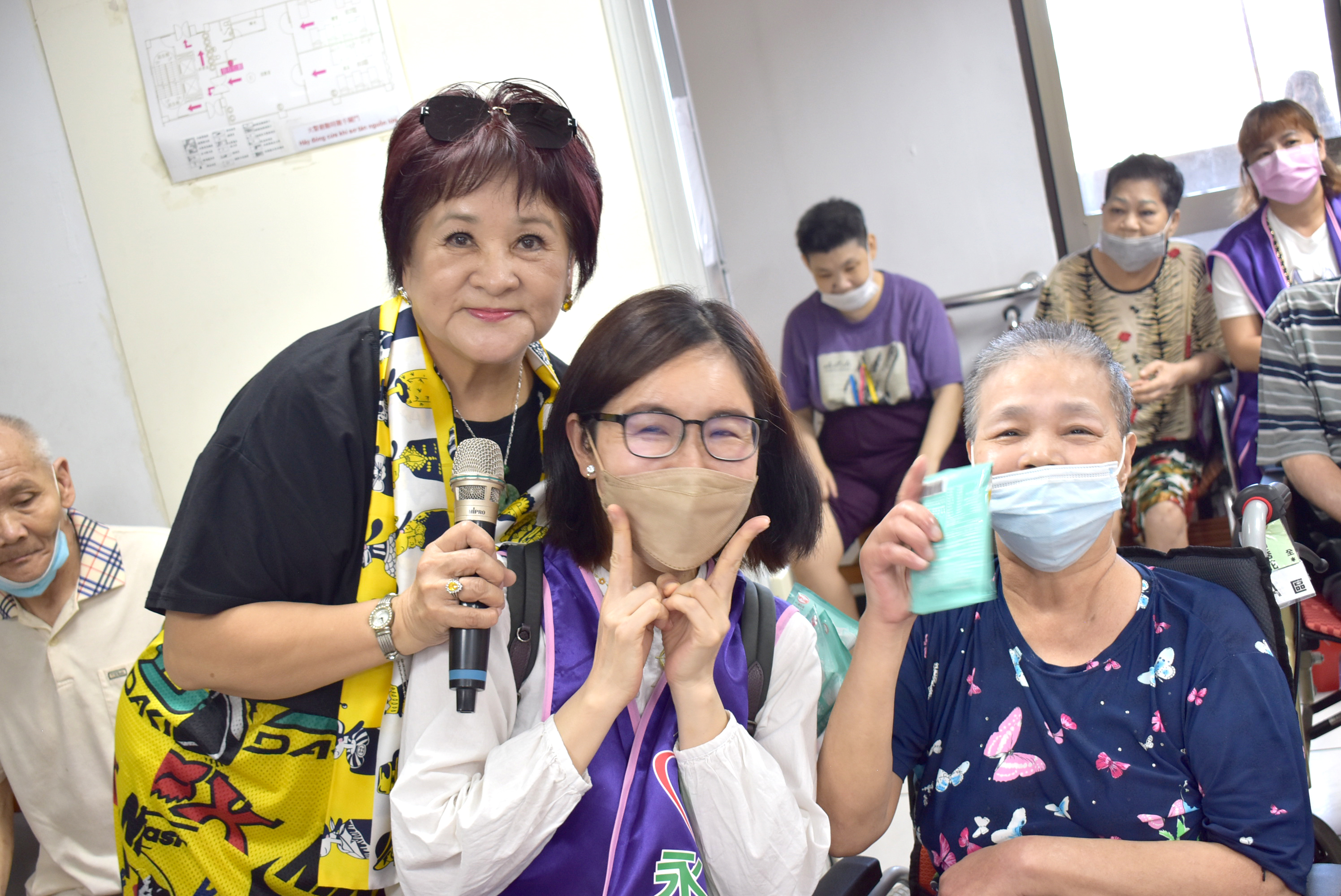 施心慧(左1)和永達志工及長輩一起合影。