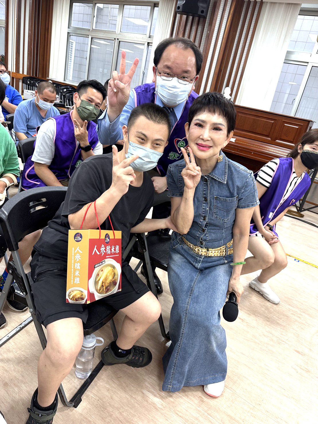 有獎徵答獲獎者和志工、藝人開心合影。