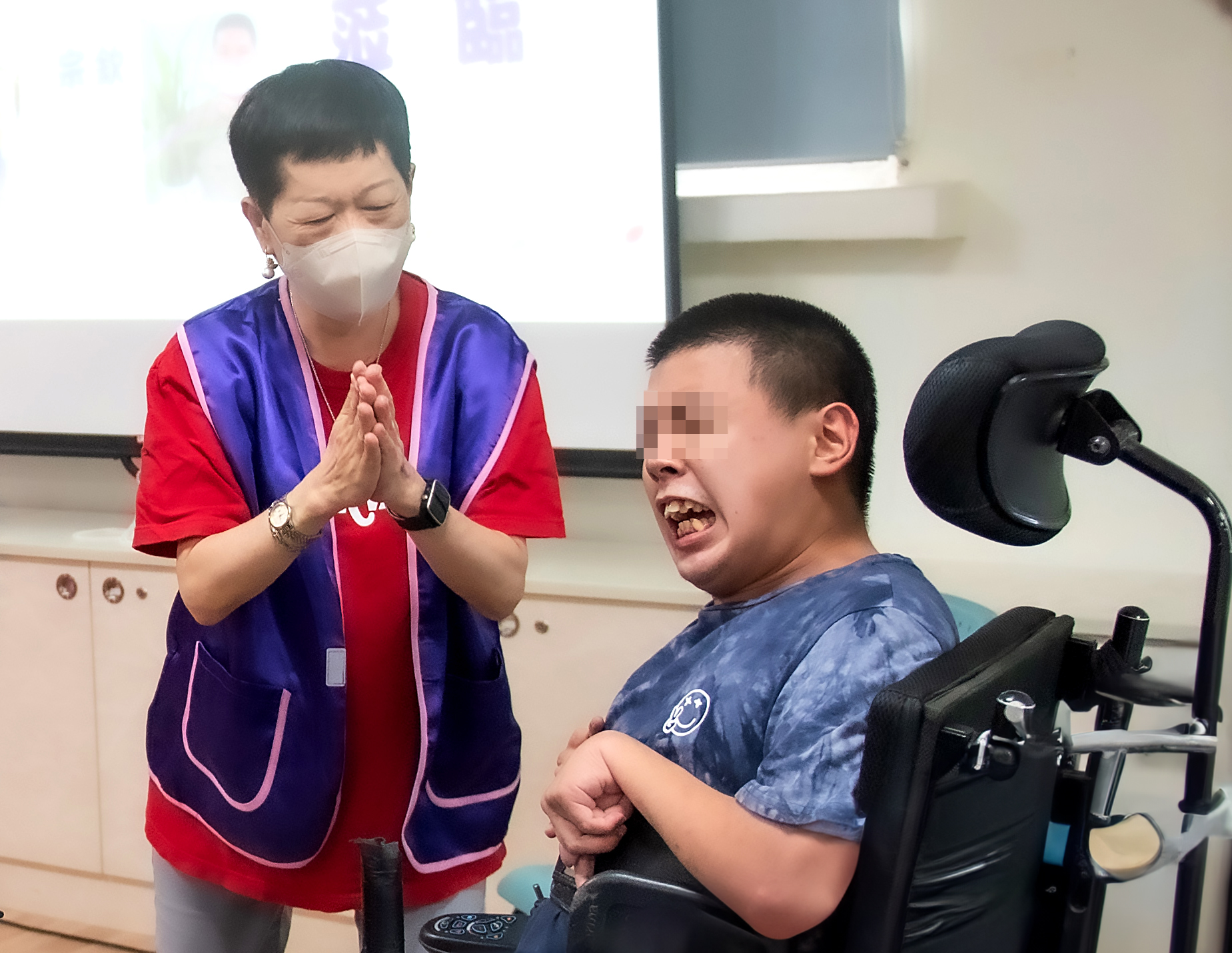 陳宥天業務副總陪伴身障同學一起唱歌。