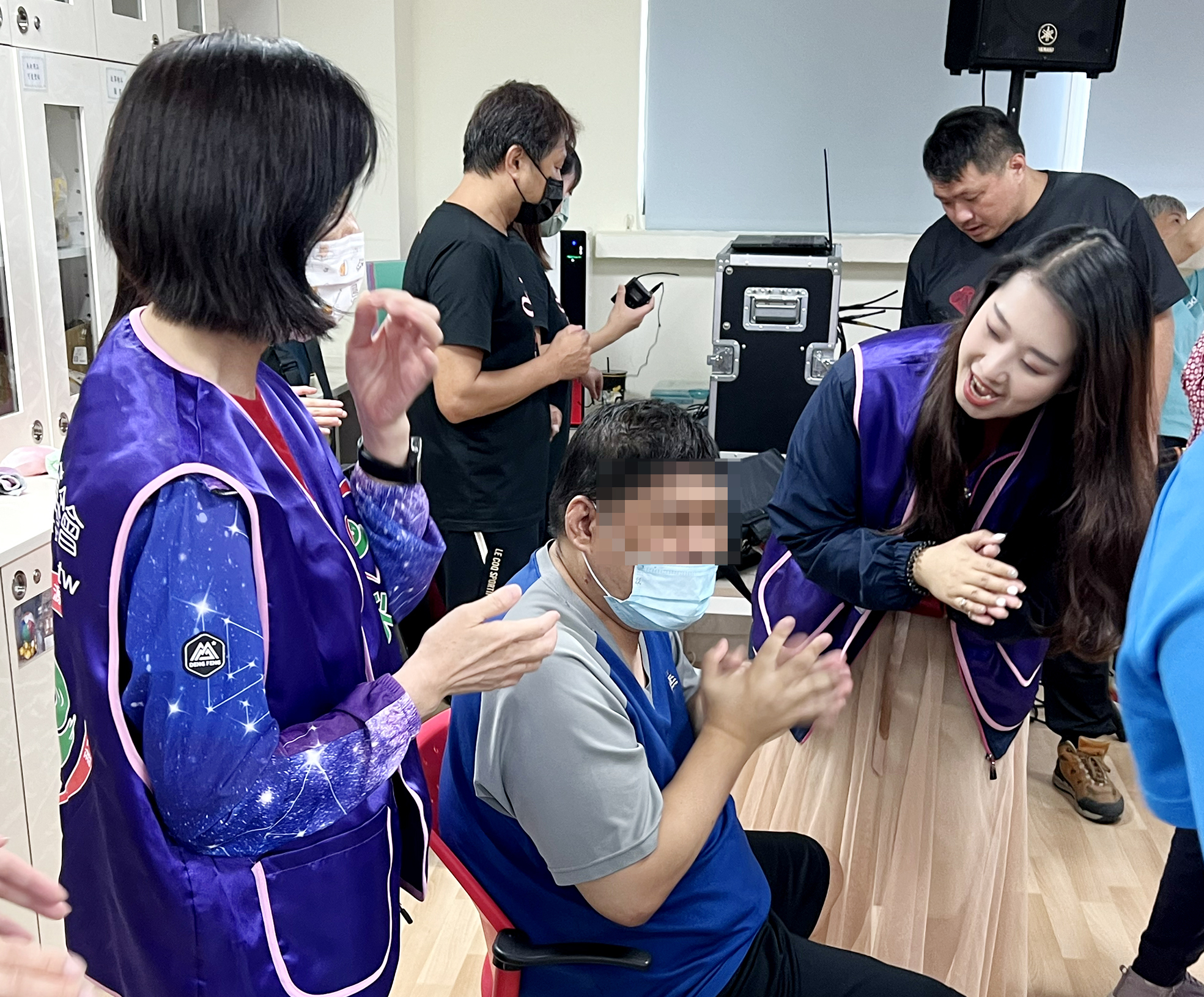 永達志工帶著身障同學一起拍手歡唱。