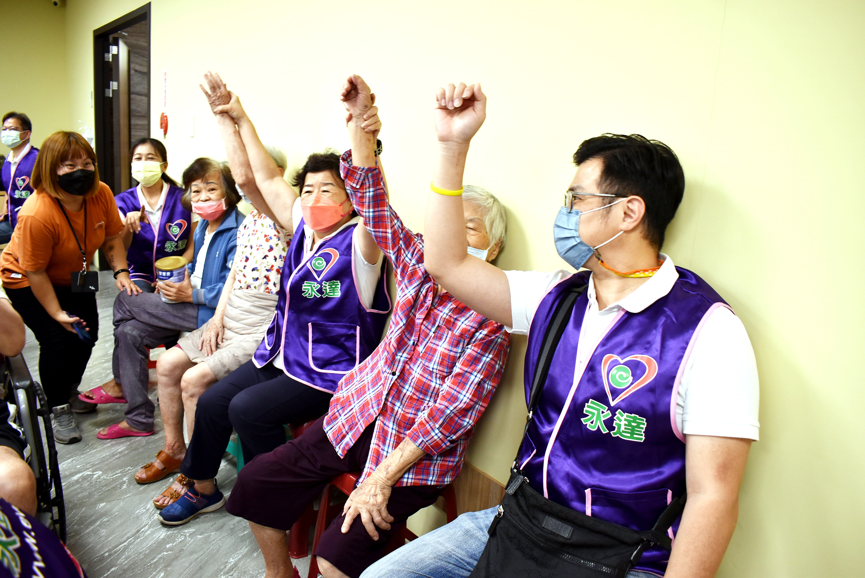 志工與長輩玩搶答遊戲。