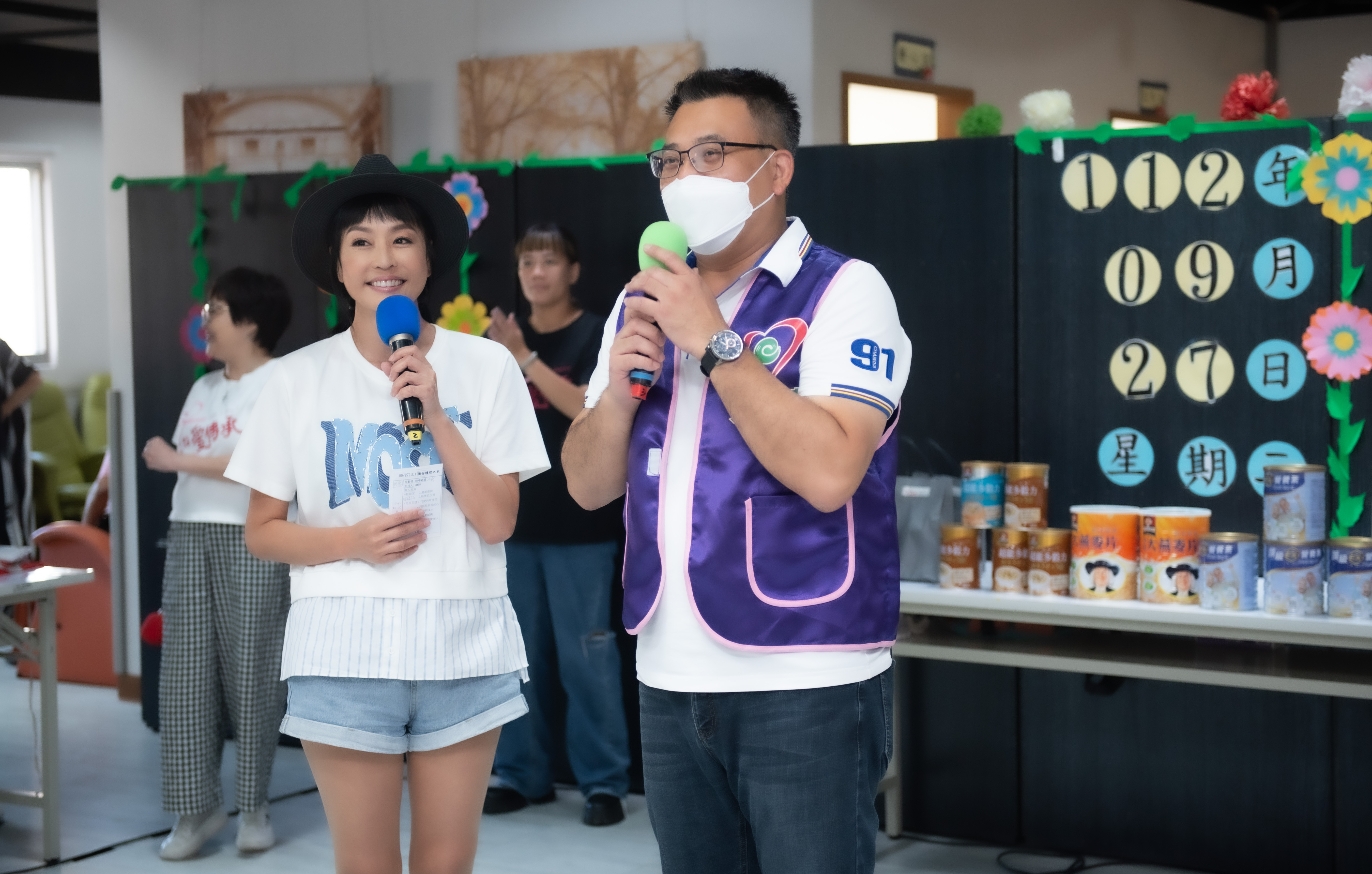 張文瀚業務籌備副總上台與長輩說說話。