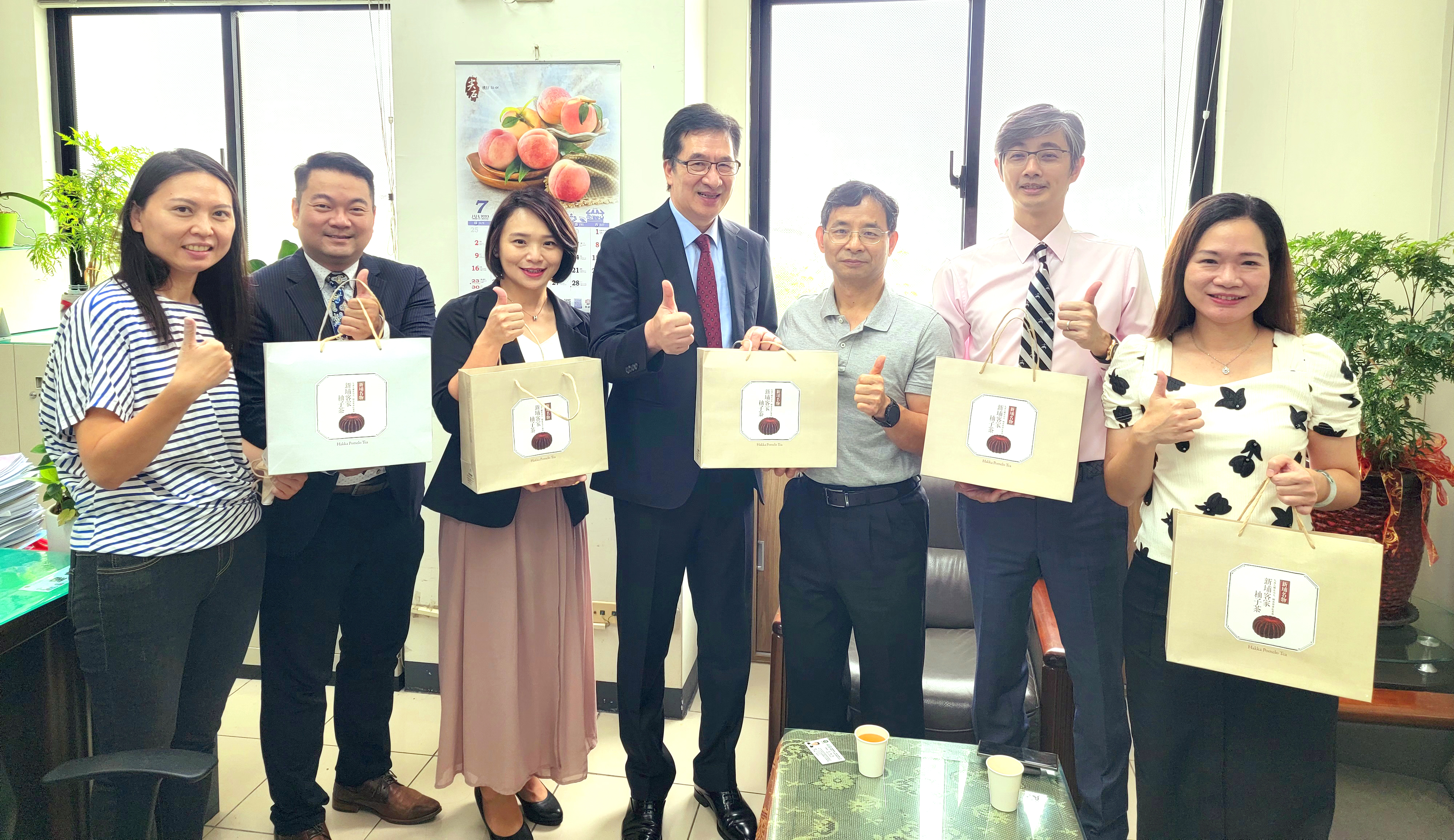 縣府及永達保經出席長官合影。