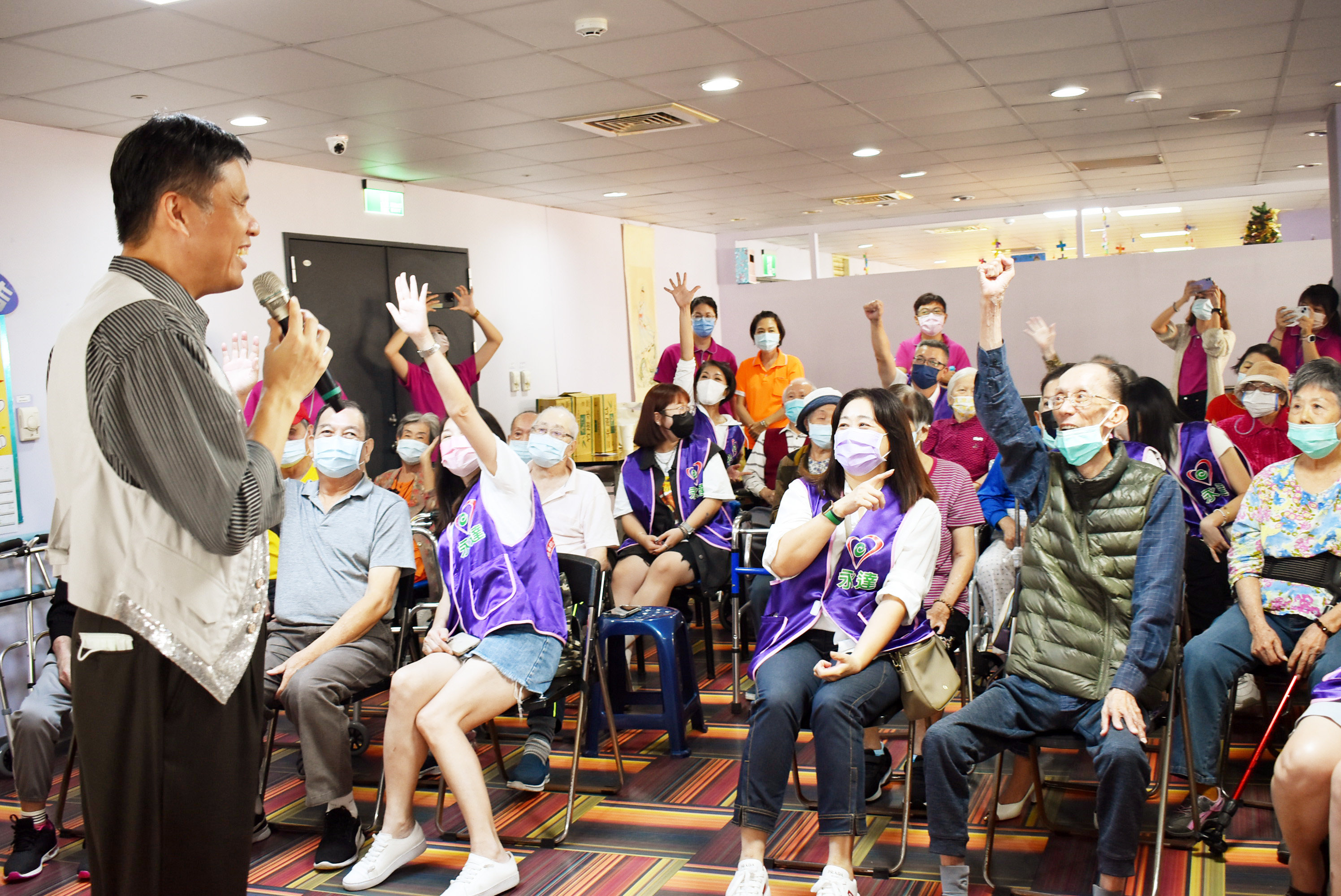 許久不見的阿Ray-鍾興叡,以台語歌「春夏秋冬」展現深厚唱功,有獎徵答時段長輩反應熱烈。