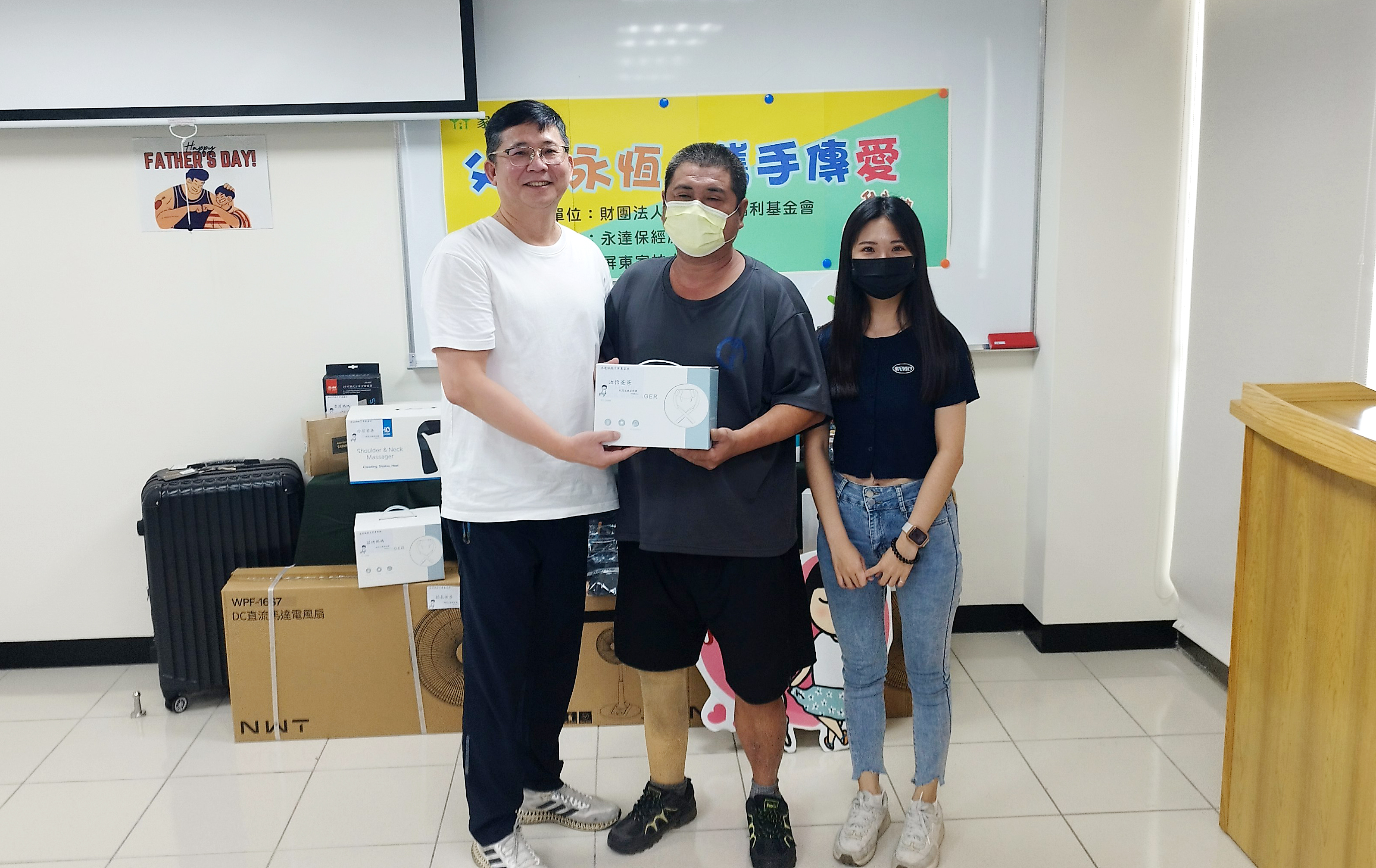 單親家庭的小怡(右),父親(中)長期從事機械手工造成身體受傷不便,貼心的小怡以優異成績申請獎學金減輕父親負擔,小怡為爸爸挑選肩頸按摩器,可以緩解父親的身體不適,由永達高文山業務副總(左)代表致贈。多年來小怡在家扶及其他社福機構協助下順利學習成長,目前已有護理師資格,自許未來有能力也要幫助別人,成為傳愛的人。