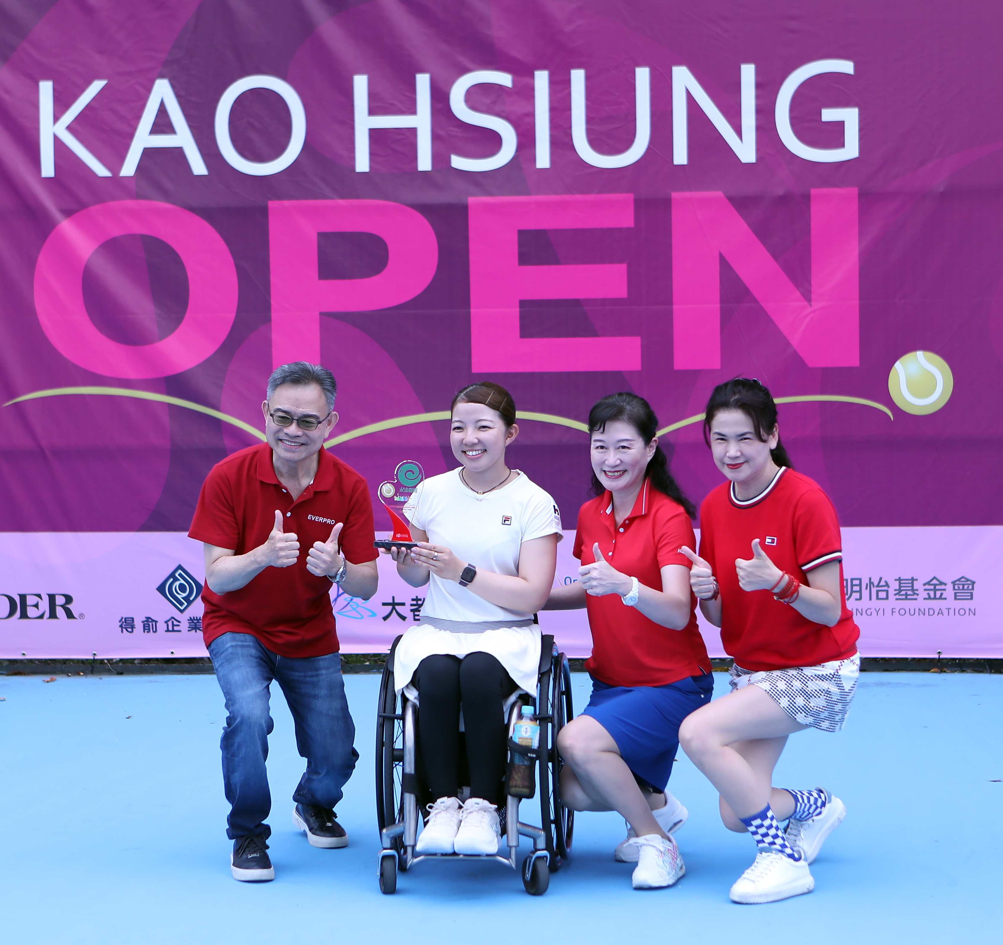 李世傑業務執行副總(左起)頒發女子公開組第一名 TANAKA, Manami/田中愛美 女單冠軍(2024巴黎帕運輪椅網球女子雙打金牌),與張貞芬業務籌備副總、徐芊榆業務協理合影。