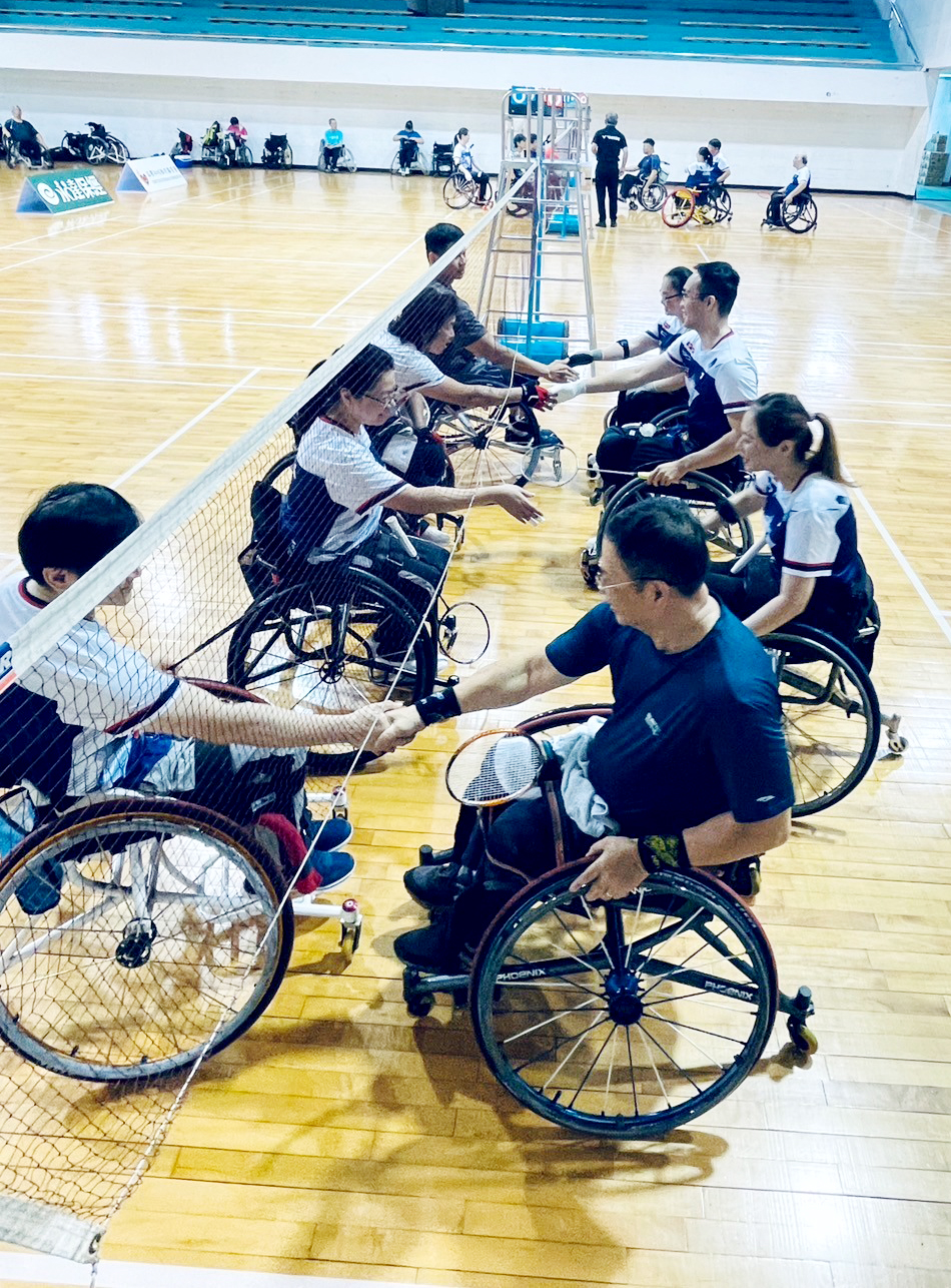 團體賽選手握手致意。