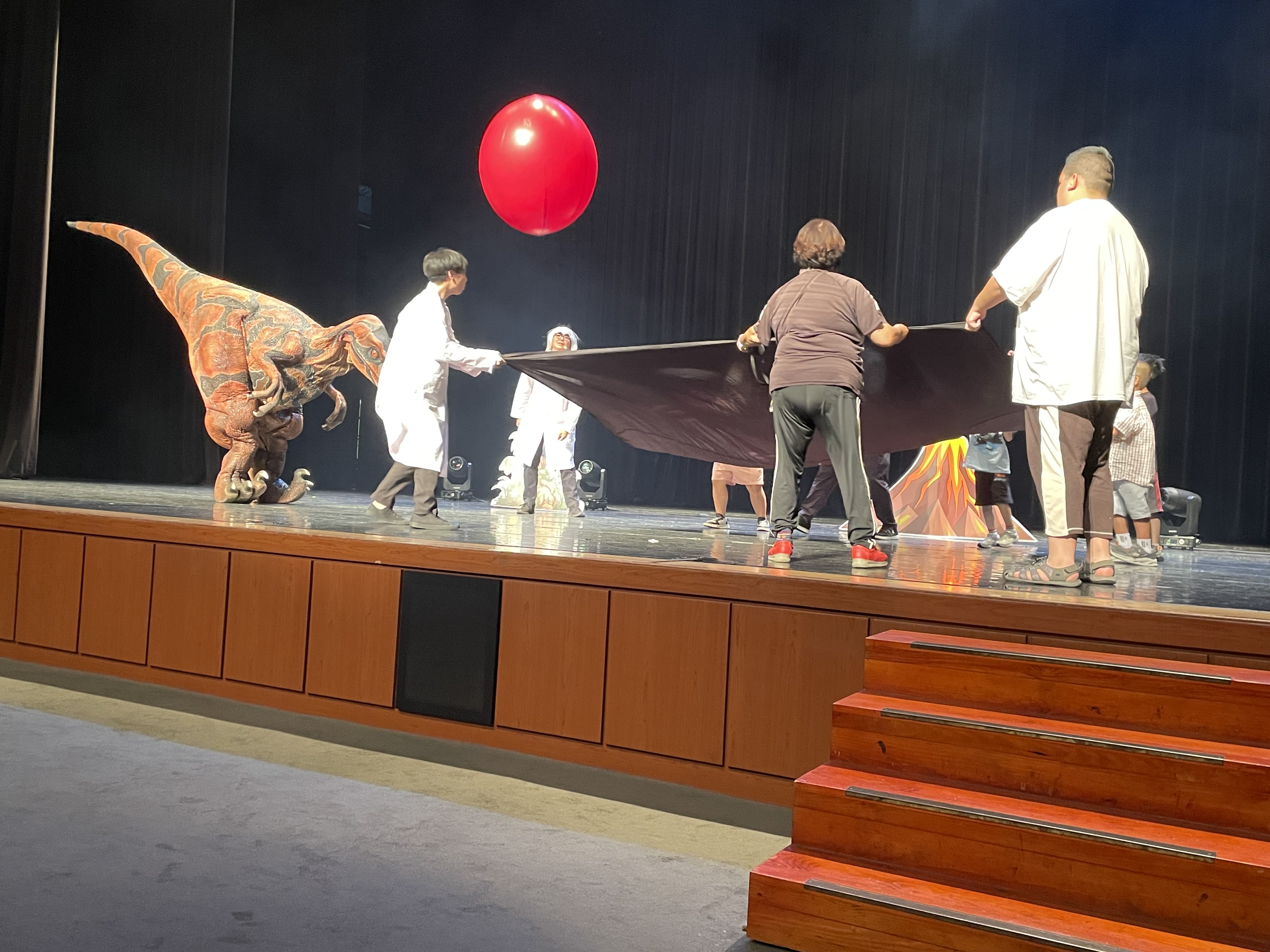 機構小朋友與恐龍、博士在舞台上同樂。