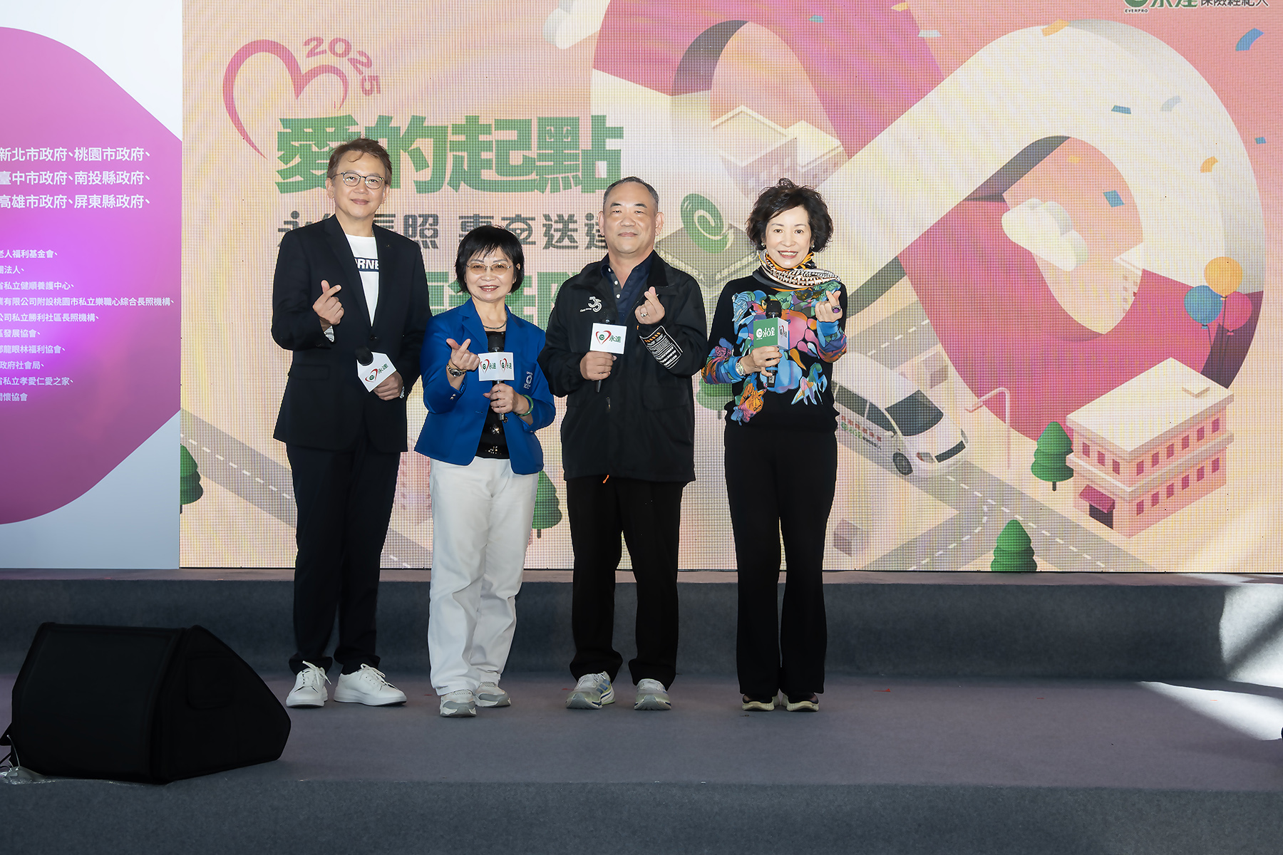 2022及2025年個人捐贈長照車者(右1起)永達永達韓孫珍華業務執行副總、保戶張周龍、林寶珍業務儲備協理、前立委也是保戶周守訓共同見證第八年捐贈儀式。