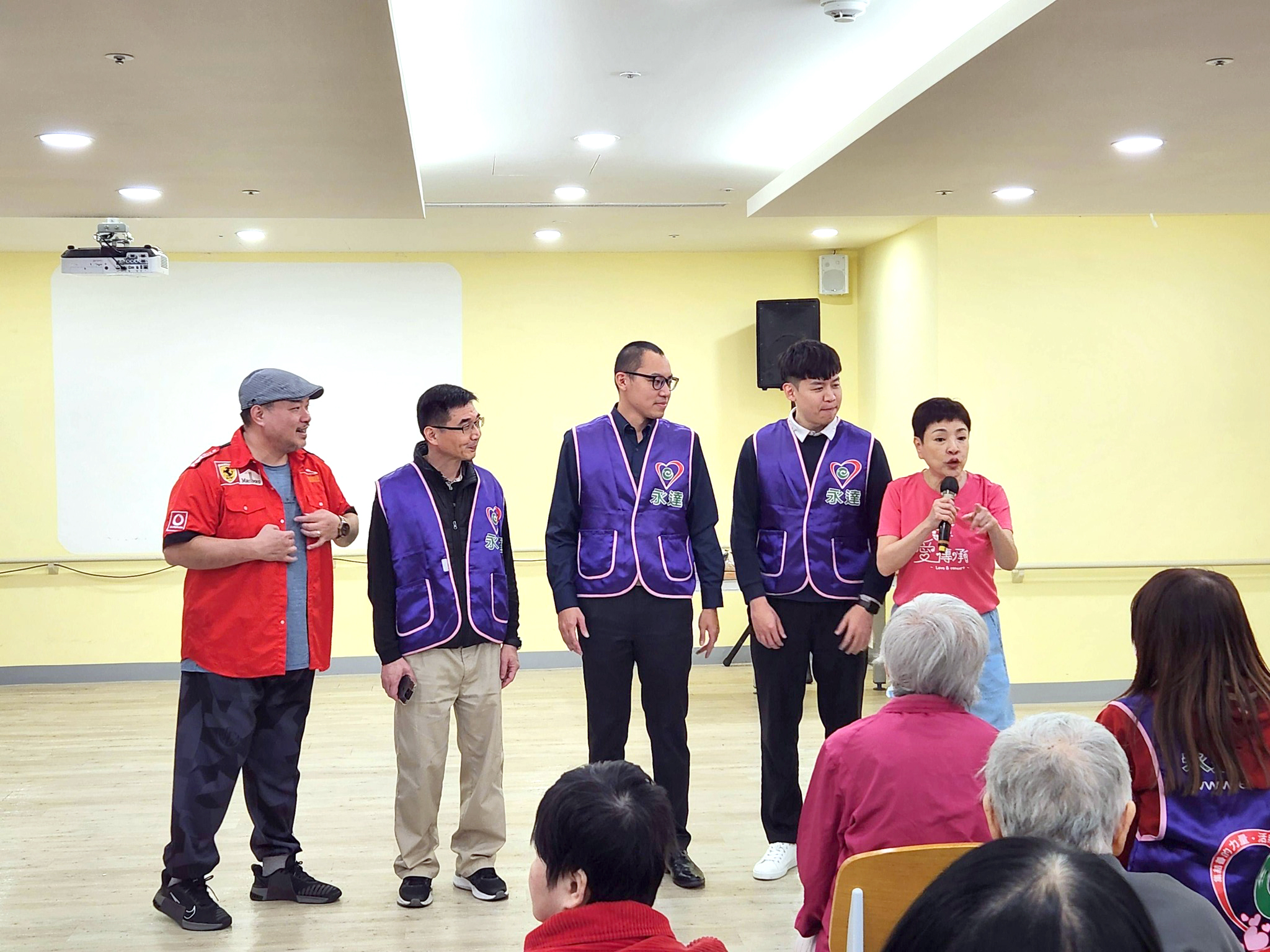 永達志工一同參與表演活動。