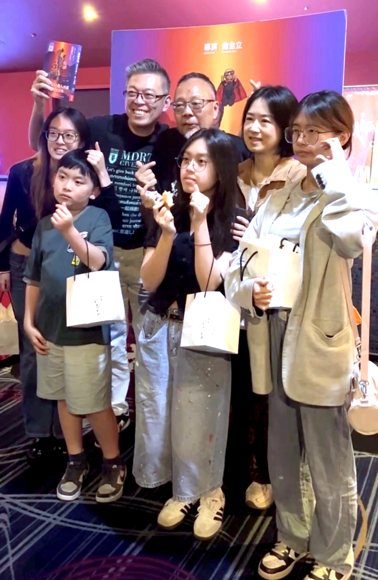 鞏國祥業務副總(後排左)化身小粉絲,呼朋引伴與曲導演合影。