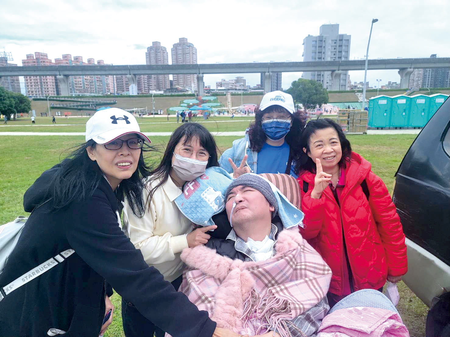 力挺健走活動,堅持帶著先生出席的吳太太一家人。