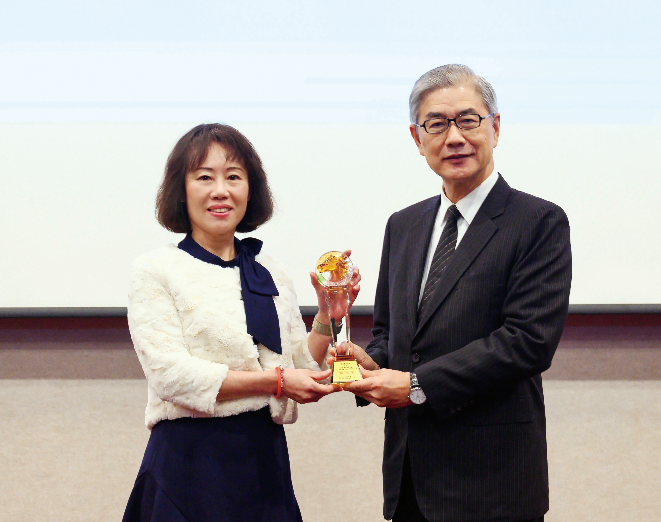 永達保經獲得2023年度微型保險競賽-保險輔助人組第三名之榮耀,由金融監督管理委員會主委黃天牧(圖右)頒發獎座,永達保經賴依萱協理(圖左)代表受獎
