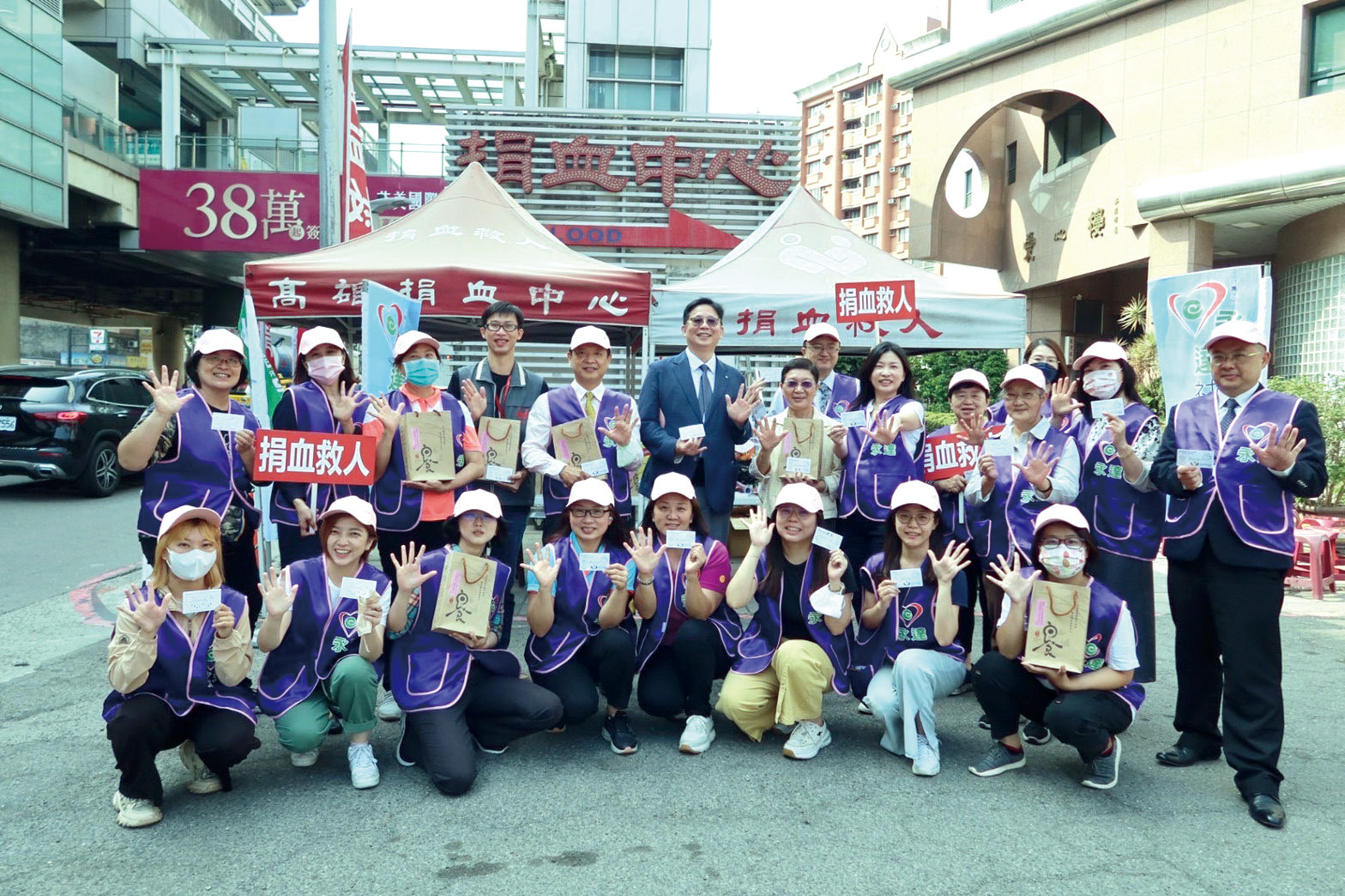 永達保經高文山業務副總(後排左六)、陳慧雯業務協理(後排左九)、紅十字會育幼院-張玲如院長、高雄捐血中心企劃課-鐘詠松與永達志工共同見證活動圓滿完成。