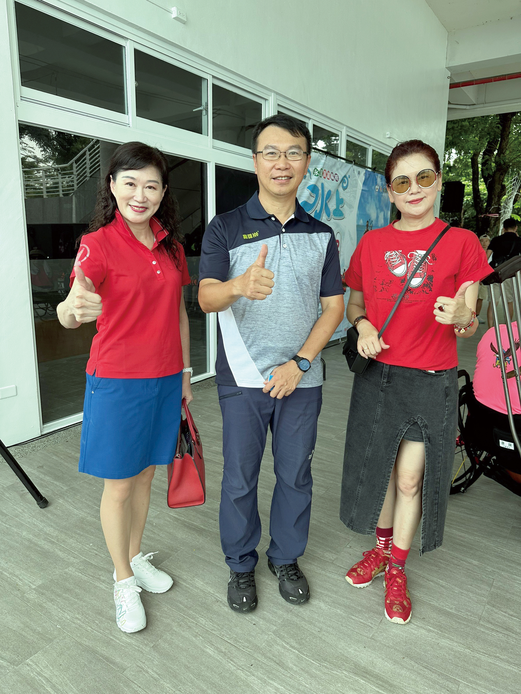 高雄市政府運動發展局侯尊堯局長(中)、永達保經張貞芬業務籌備副總(左)及徐芊榆業務協理合影。