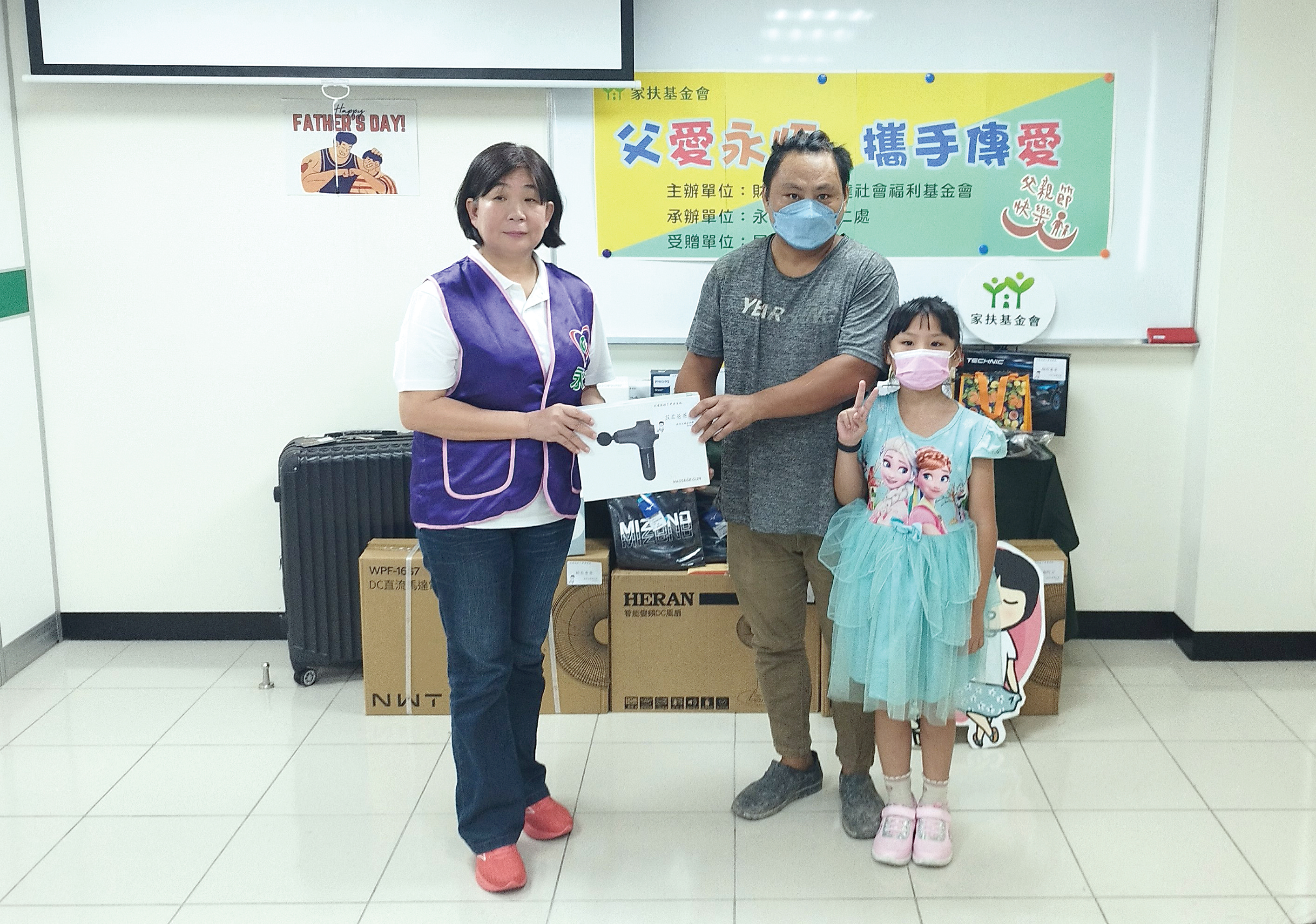 小柔父親以粗工謀生,因氣喘及工作負荷重,頻繁進出醫院,家中有三個弟弟的小柔不捨父親辛苦,送爸爸筋膜槍,由永達賴惠文業務協理(左)代表致贈。