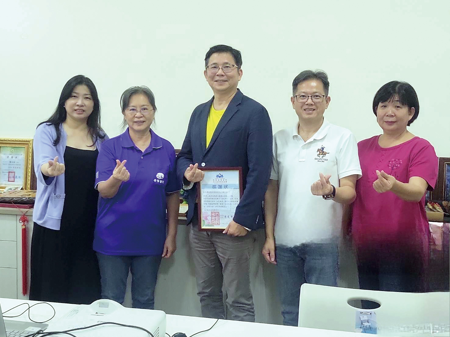 善導書院陳文靜院長(左2)辦贈感謝狀,由永達高文山業務副總(中)代表受贈,陳慧雯業務協理(左1)、蔡明宏業務協理(右2)、賴惠文業務協理(右1)一同見證。