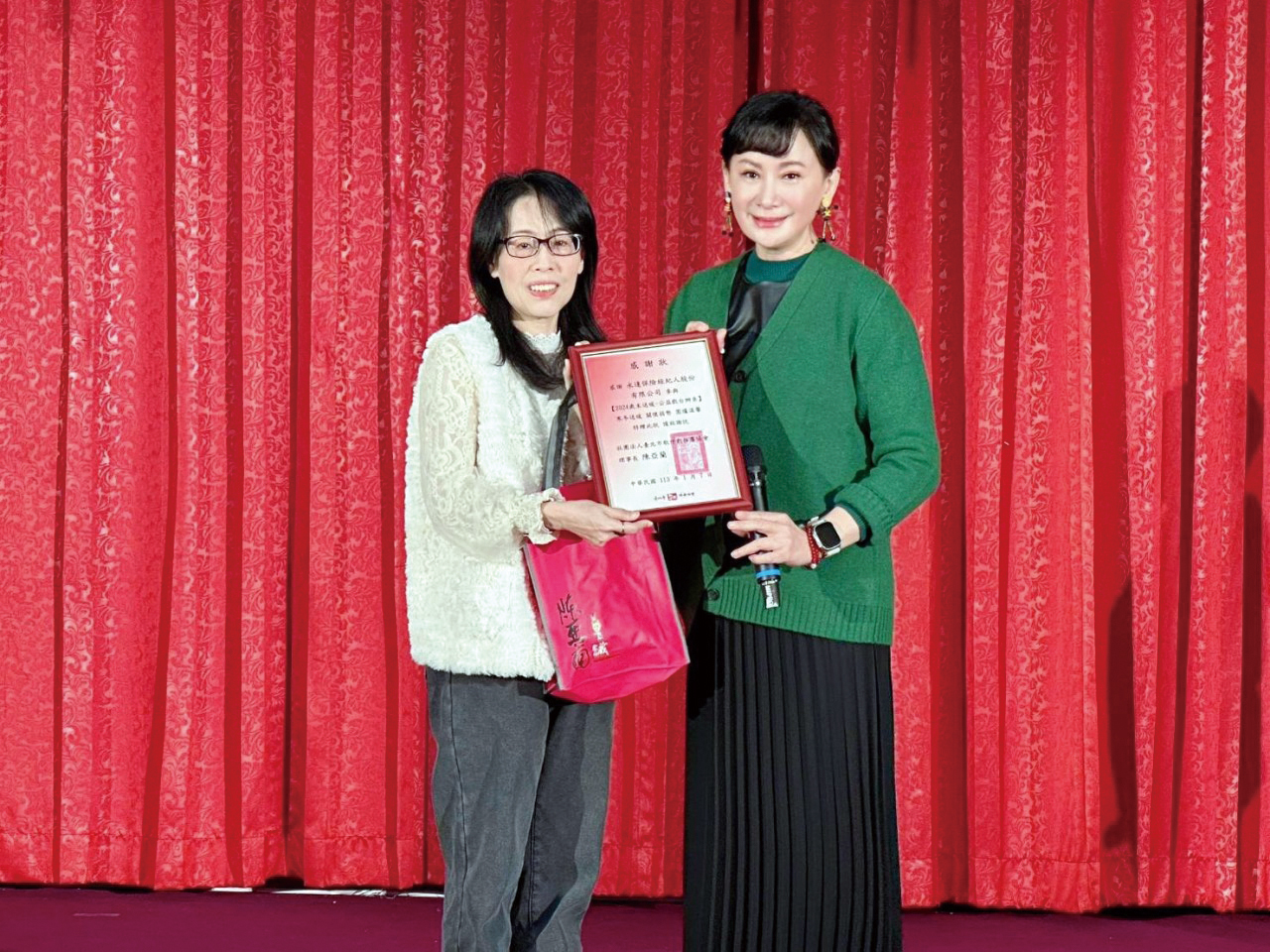 永達保險經紀人公司羅怡如副理(圖左)代表接受陳亞蘭歌仔戲的支持感謝。