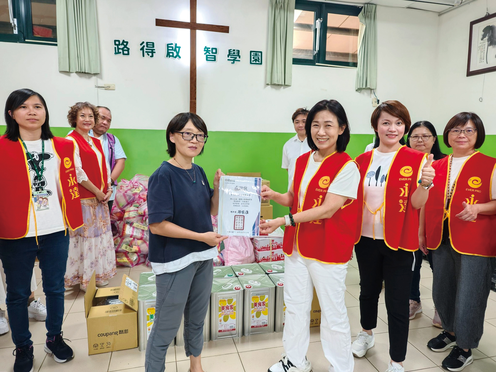 由永達保經高慧如業務協理(右三)帶領單位夥伴擔任志工,並捐贈物資乙批由路得啟智學園廖櫻芳秘書長(左二)代表受贈。